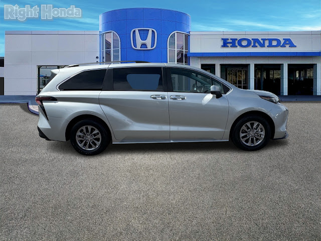2024 Toyota Sienna XLE